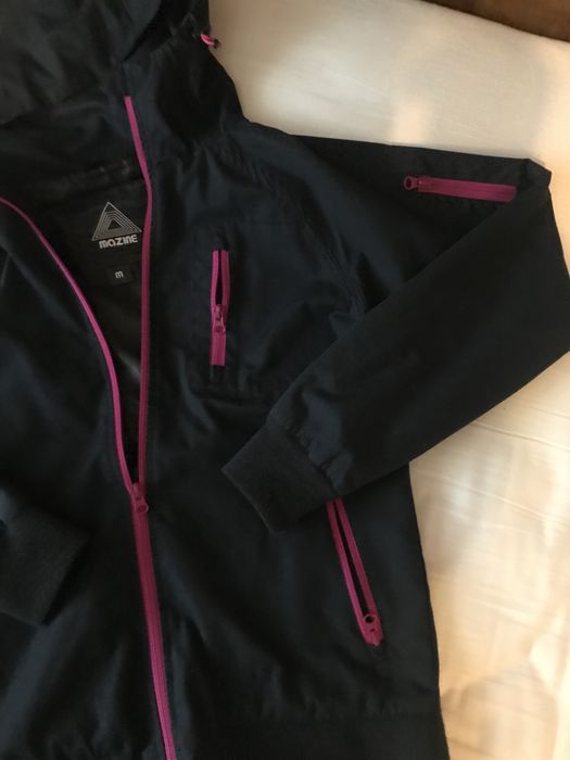 Тъмно синьо яке с лека подплата и качулка, красиви контрастни ципове