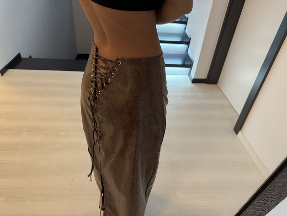 Fusta maro siret la spate