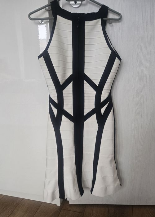 Вечерня рокля, очертаваща силуета