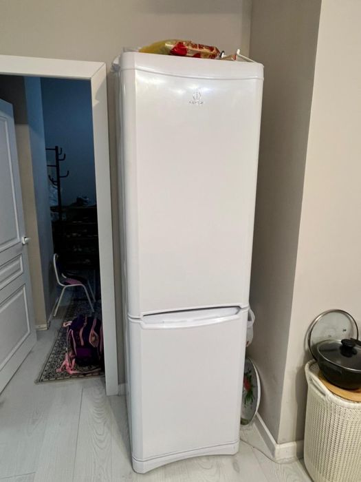 Продам холодильник Indesit