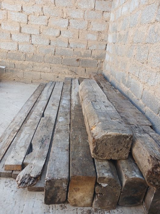 Ағаш шпалдар бар