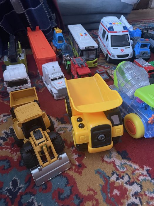 Продаю машинки разные