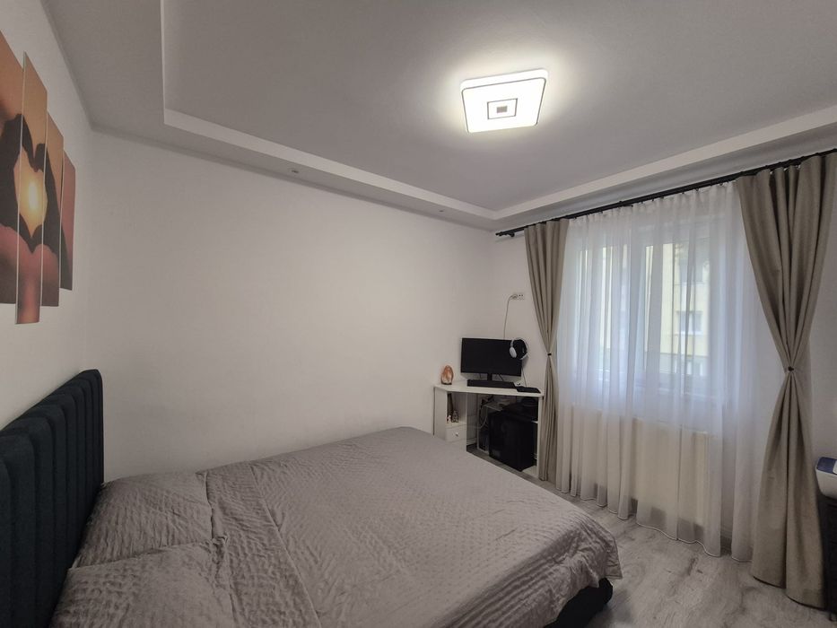 Vând Apartament 3 camere  complet renovat si mobilat.
