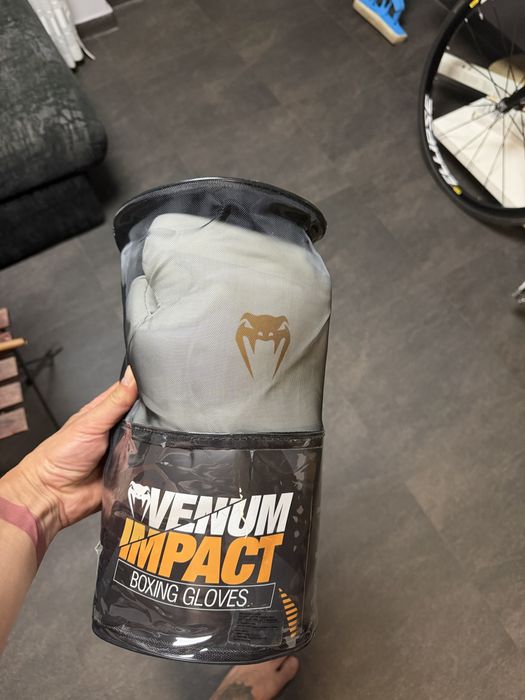 Venum боксови ръкавици 12oz