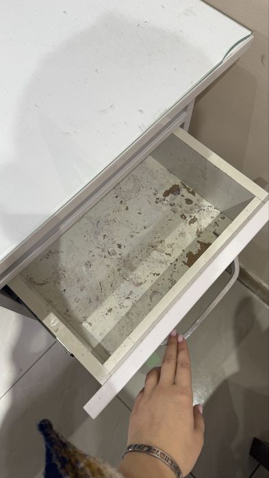 Маникюрный стол белый