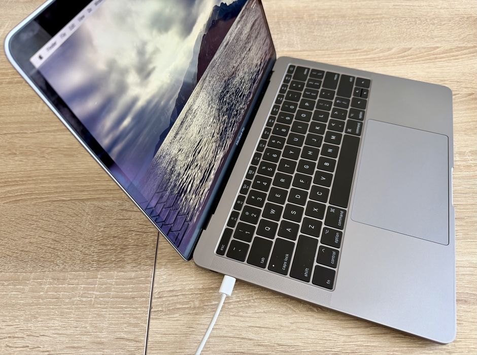 Macbook pro 2016 13 инча перфектен !