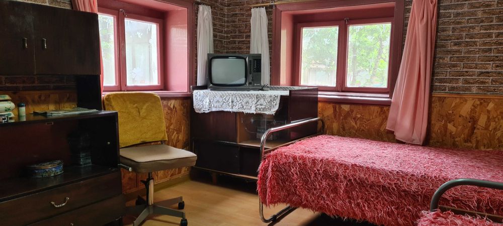 Продавам къща с двор в село Ботуня, на 20 км от гр. Враца.