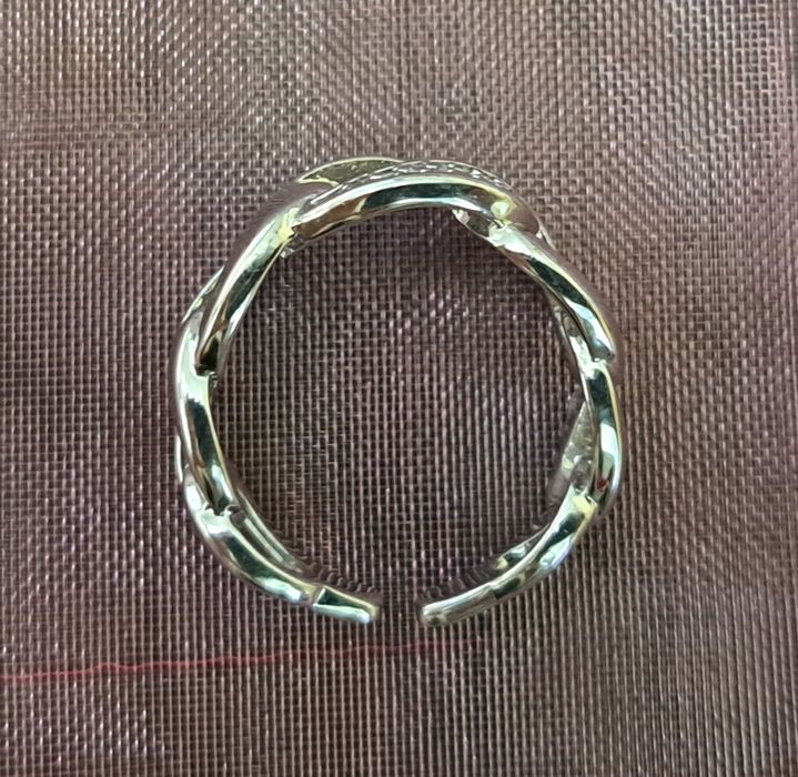 Нов регулиращ се пръстен с кристали.