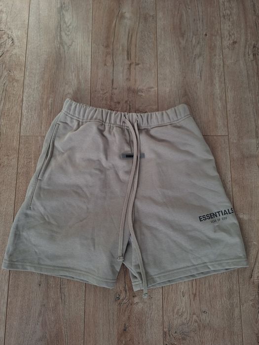 Pantaloni scurți essentials
