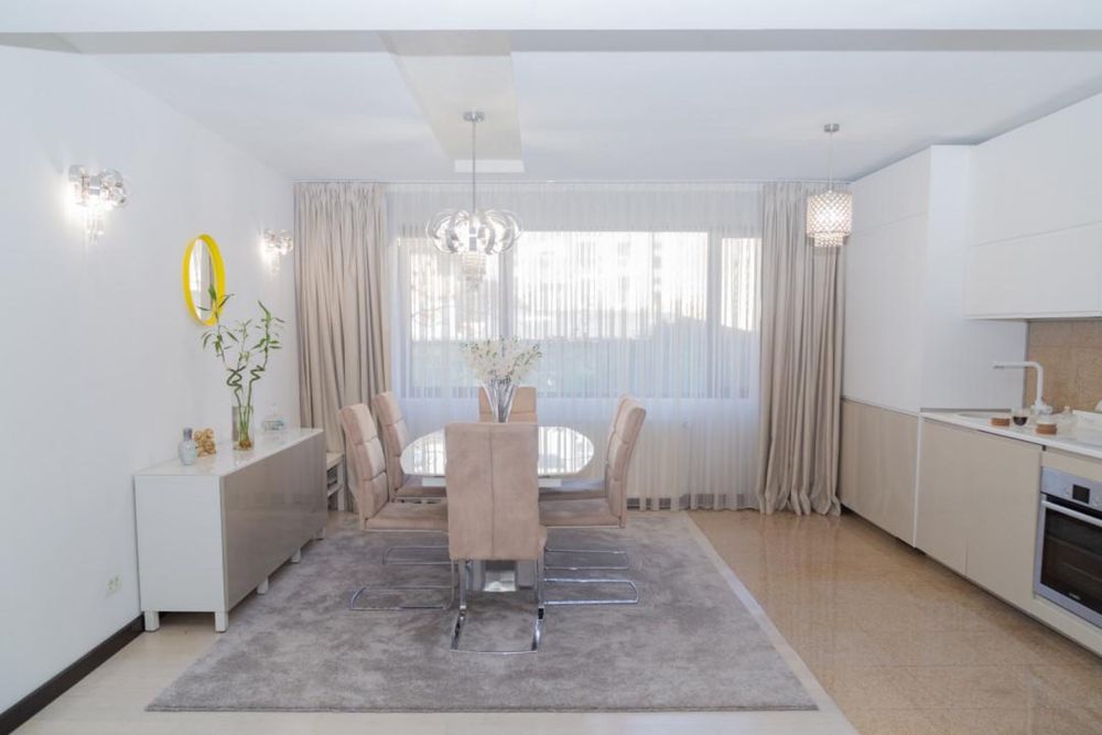 Apartament 3 camere, 115 mp util, mobilat, loc parcare subteran, curte
