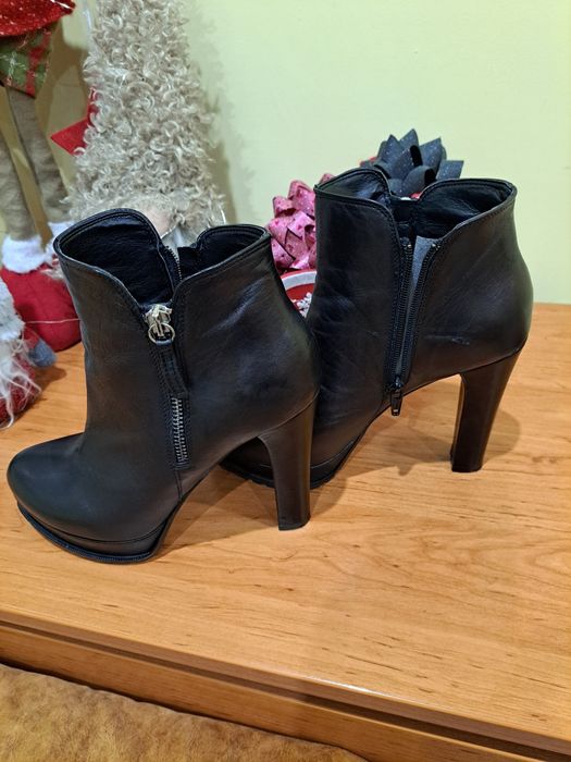 Черни боти от естествена кожа.