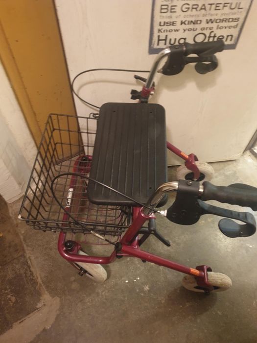 Проходилка / ролатор за възрастни