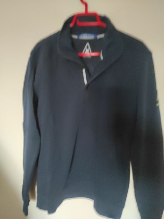 Pulovere, jersee, mărimi diferite, modele diferite, culori diferite.