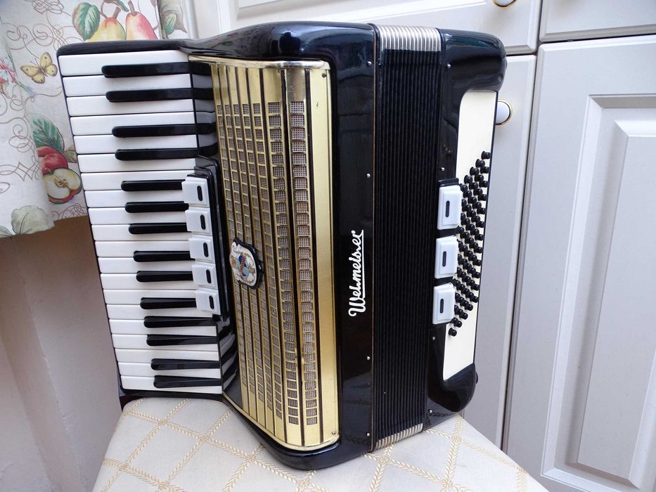 Много запазен стар акордеон Велтмайстер 60 баса