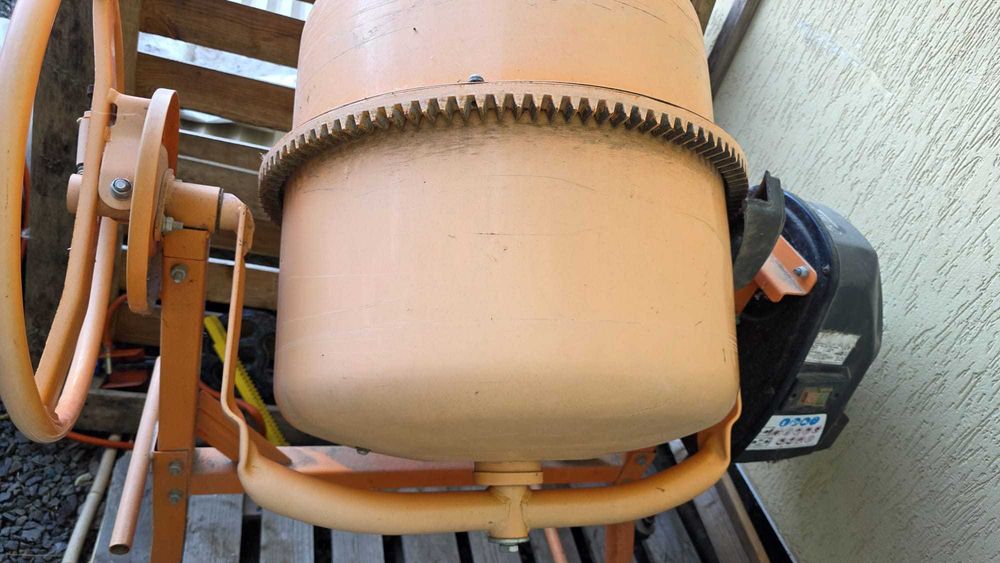 Betoniera electrica, cu capacitatea de 120 litri