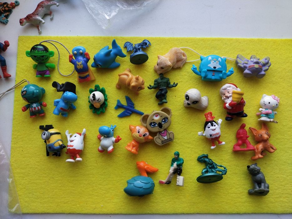 Продам значки ,Киндеры и тд