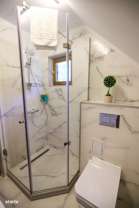 Vilă de Lux pe Malul Lacului – Confort și Vedere Panoramică