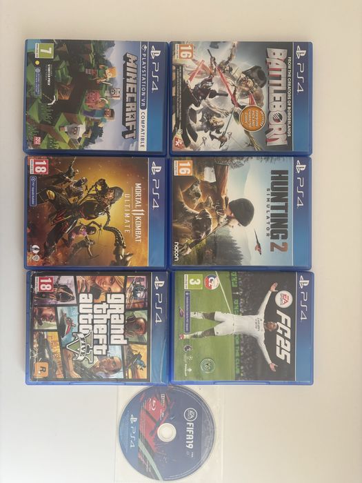 Vand PS 4 Slim cu statie de incarcare, capacitate 1 TB