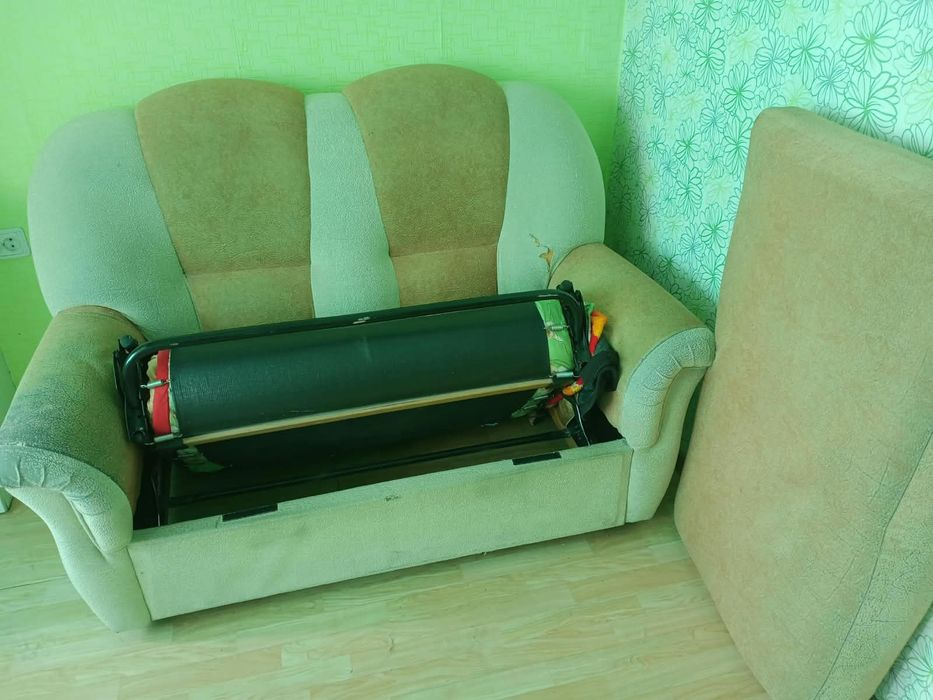 Продам б/у диван 145х85