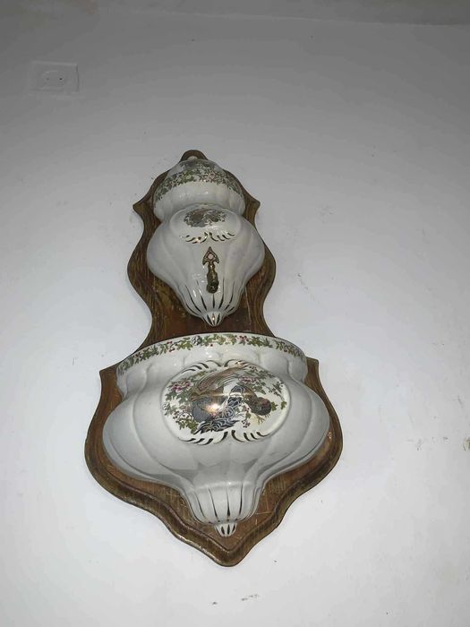 Cismea de perete din portelan cu ornament robinet din bronz