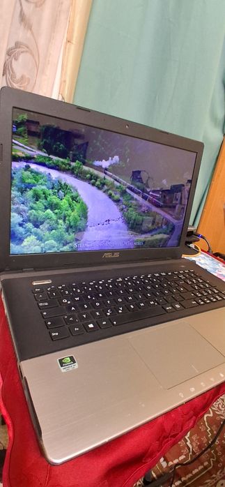 la vanzare laptopurile : functionale ...cititi  mentionarile
