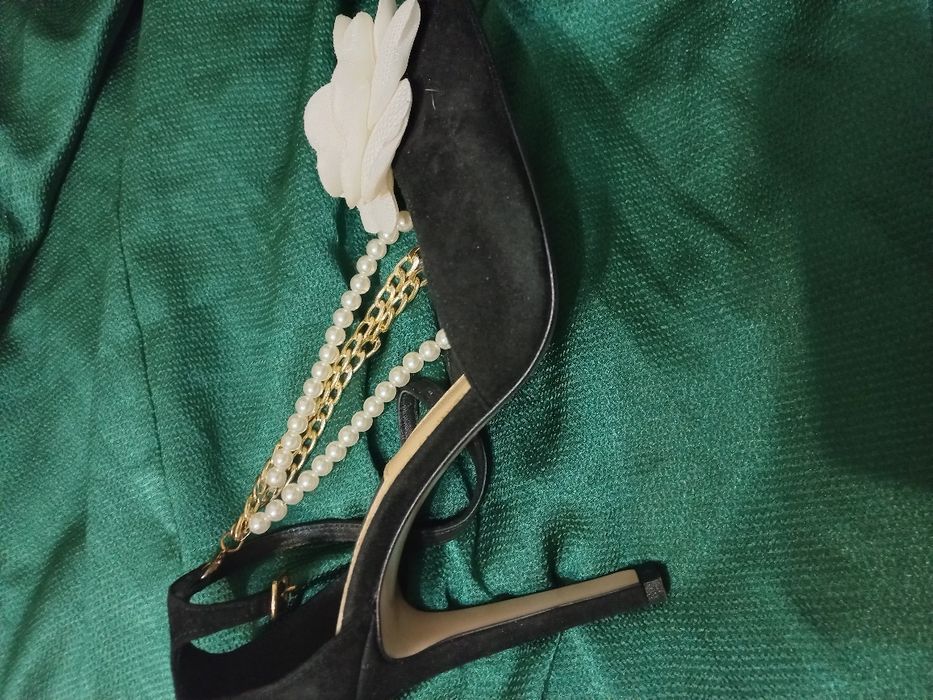 Sandale noi de ocazie, elegante , cu floare decorativa și cu lanțuri detașabile.