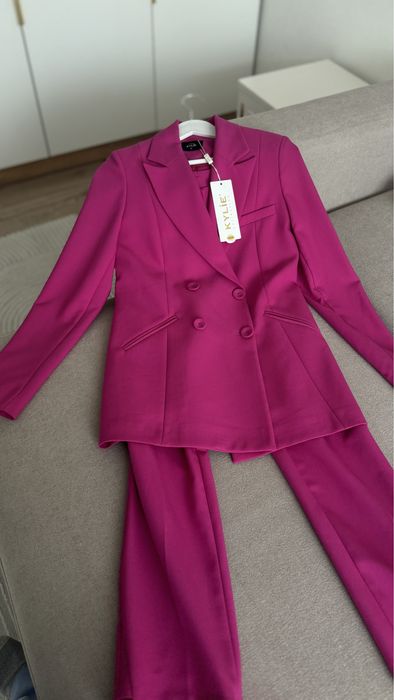 Продаю брючный костюм фирмы Kylie