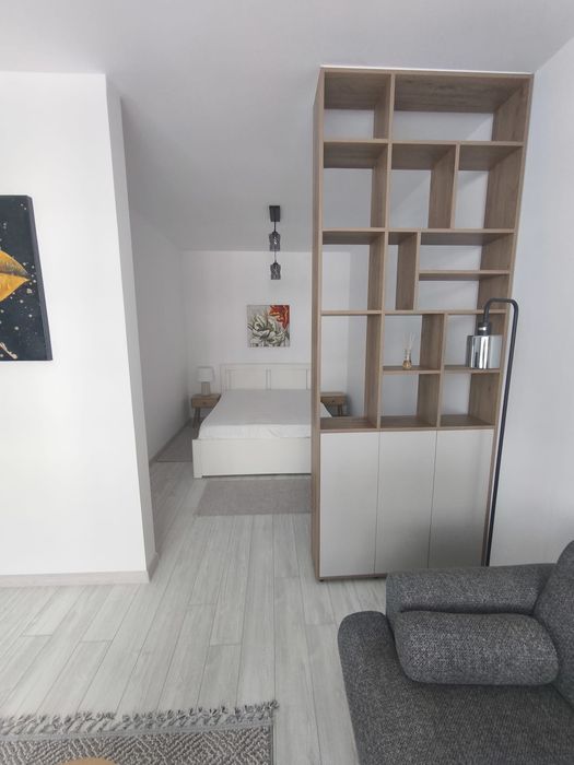 Închiriez studio