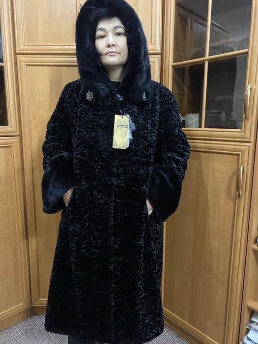 Продам шубу каракулевую новую