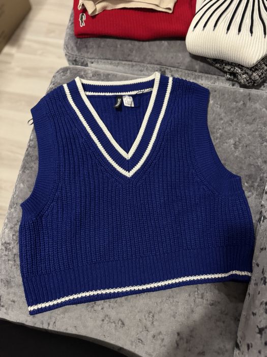 Нов H&M син елек с бял кант