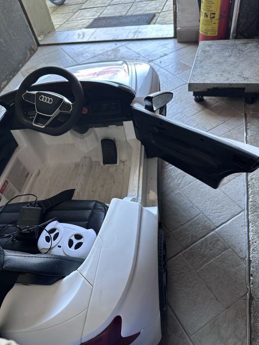 Детска акумулаторна кола Audi RS e-tron GT с дистанционно