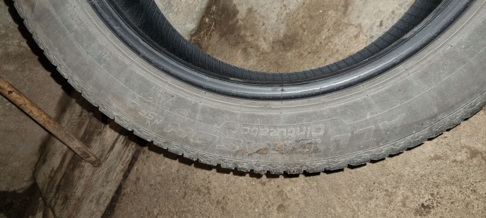 Vând doua cauciucuri