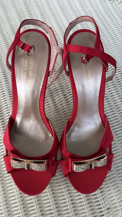 Sandale rosii,noi!Marimea 39-40!