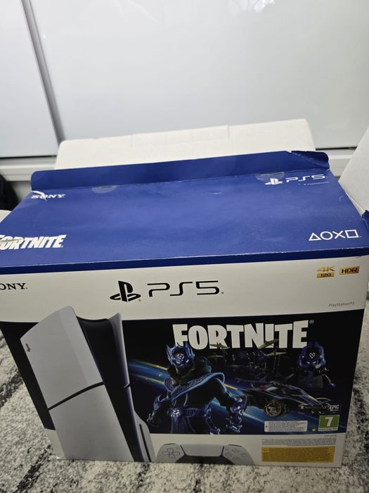 Vând Playstation 5 slim + 5 jocuri