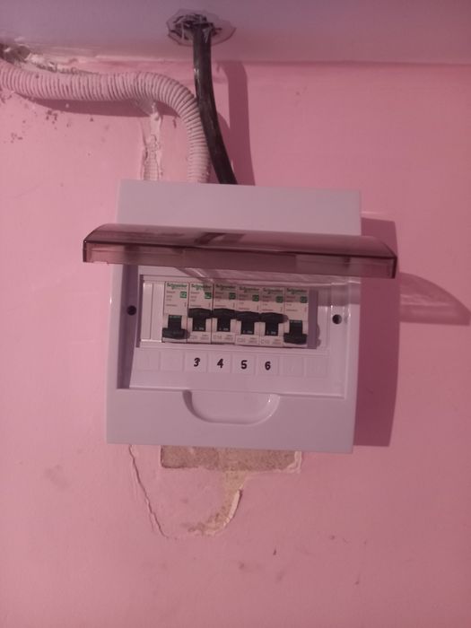 Electrician, instalații electrice