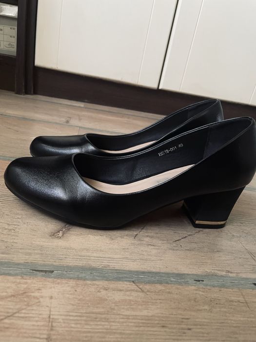 Черни кожени токчета