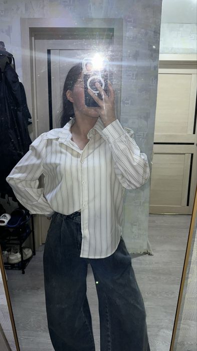 рубашка в полоску.