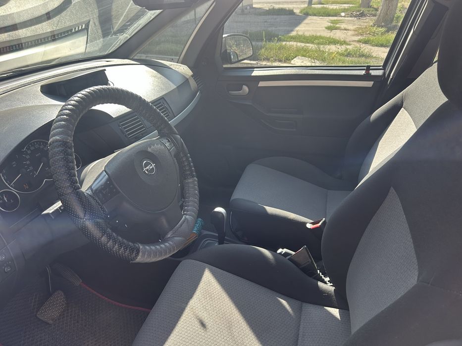 Автомобиль опель мерива