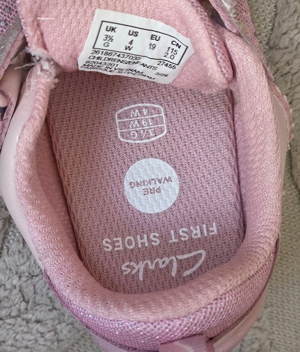 Нови бебешки обувки на Clarks - first shoes, номер 19
Цена: 40 €