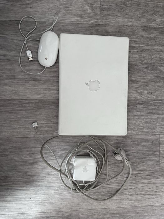 MacBook Apple белый