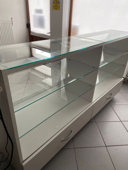 Vand Vitrina cu 3 rafruri