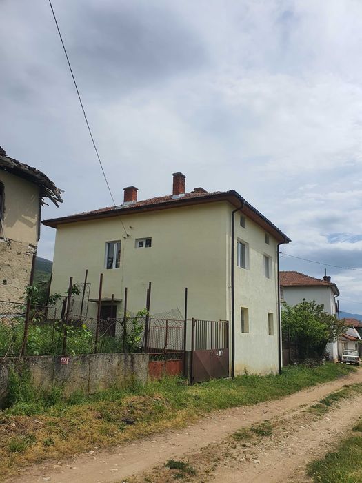 Къща на два етажа с. Петрово община Сандански