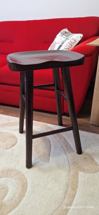 Vand 3 scaune inalte de bar,lemn masiv de pin