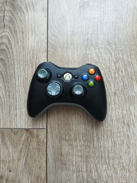 Xbox 360 fat във перфектно състояние със 3 игра подарък (call of duty black ops 1, fifa 18, forza Motorsport 4) Само с лично предаване за гр.Бургас