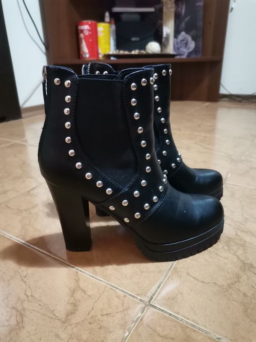 Дамски боти на висок ток