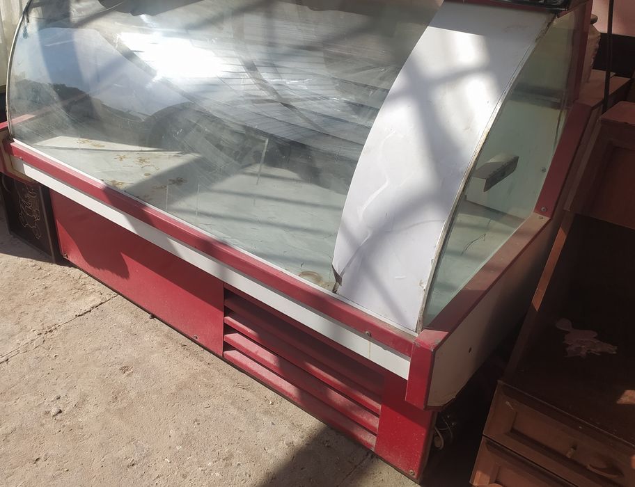 Продаётся витринный холодильник