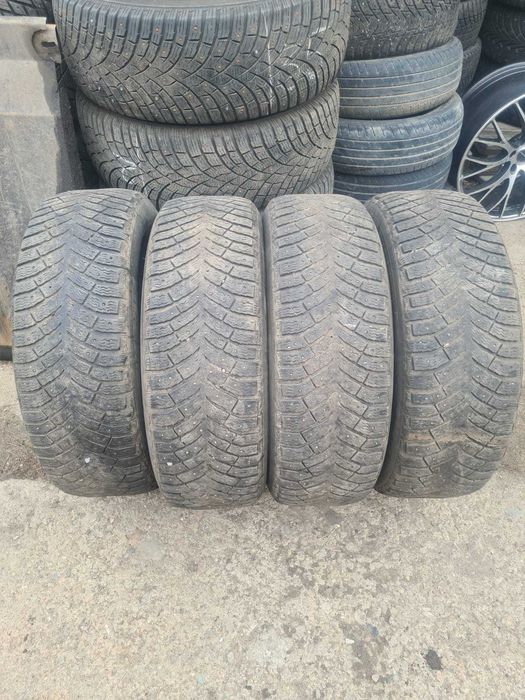 Продам комплект зимней резины  225  60 R 18