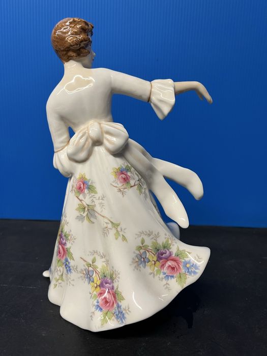 Красива,порцеланова фигура-Royal Doulton,England