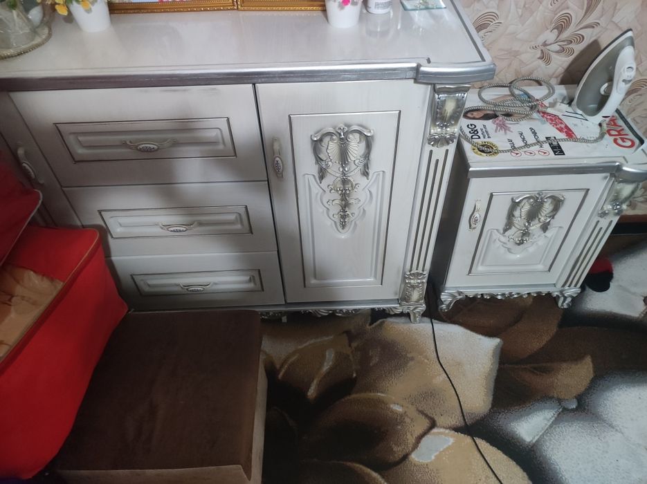 Stenka, pardoz oyna, yotoqxona mebeli sotiladi