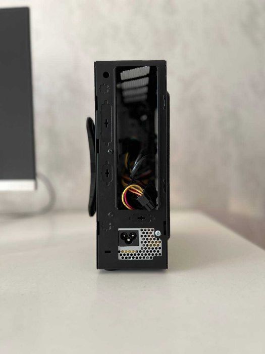Корпус формата Mini ITX + блок питания